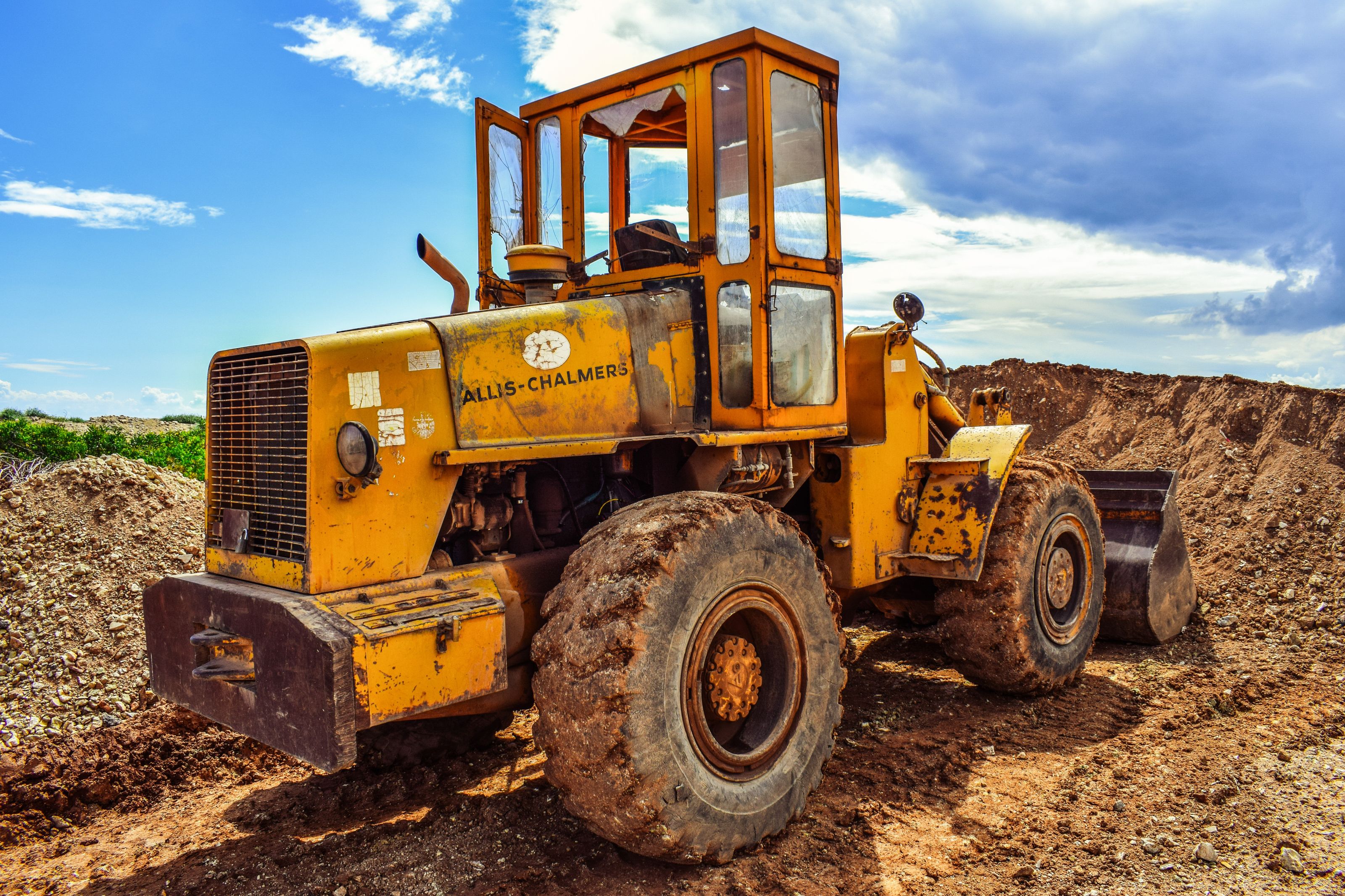 Backhoe loader fitted with a work basket